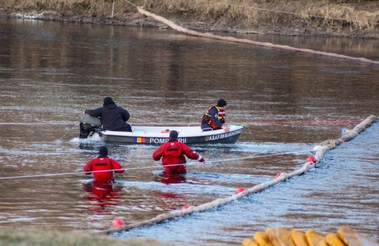 Dubossary hydropower plant deploys booms to block Dniester oil spill